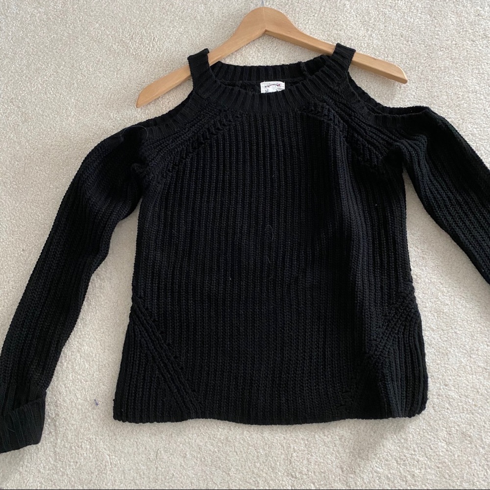 Knit long sleeve, with shoulder cut outs
